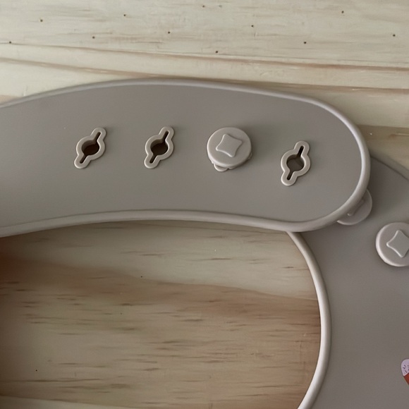 Mushie Silicone Bib - Rockets - Picture 4 of 6